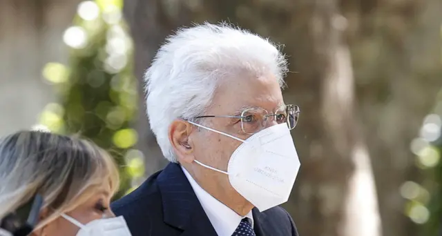 2 Giugno: Mattarella assiste a Cambio della Guardia al Quirinale