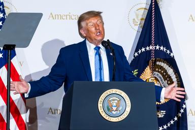 Trump, 'per l'Ia deve esserci l'autoregolamentazione, non paletti'