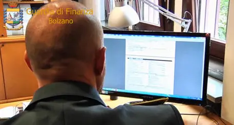 Incassa un milione vendendo titoli cinesi, meranese nei guai